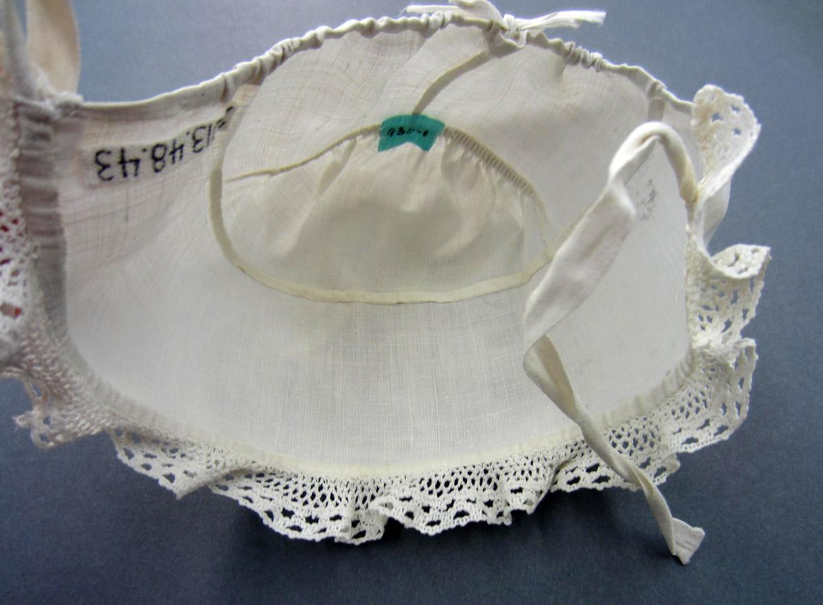 2013.0048.043 Bonnet, Interior