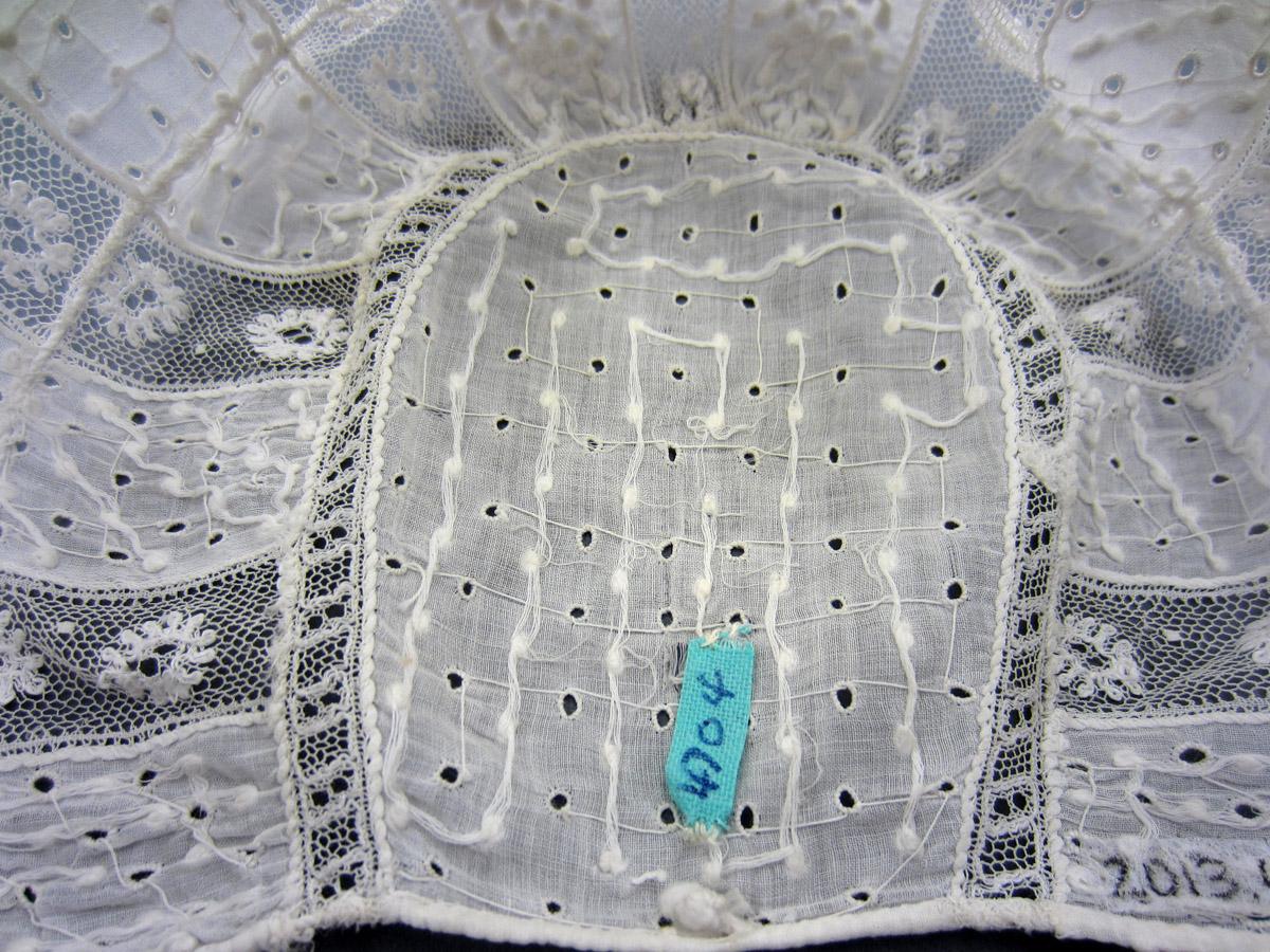 2013.0048.036 Bonnet, Interior