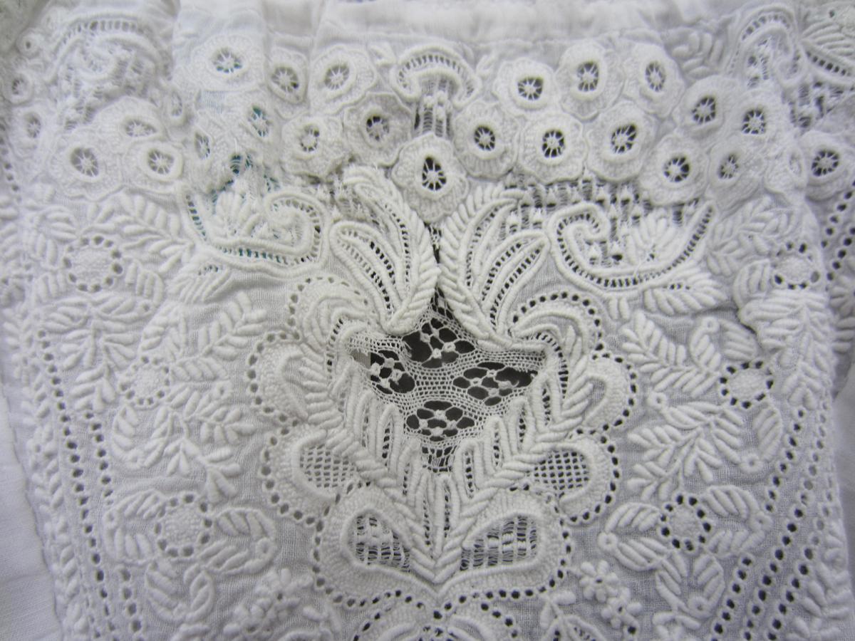 2013.0048.051 A Bodice, Lace 2