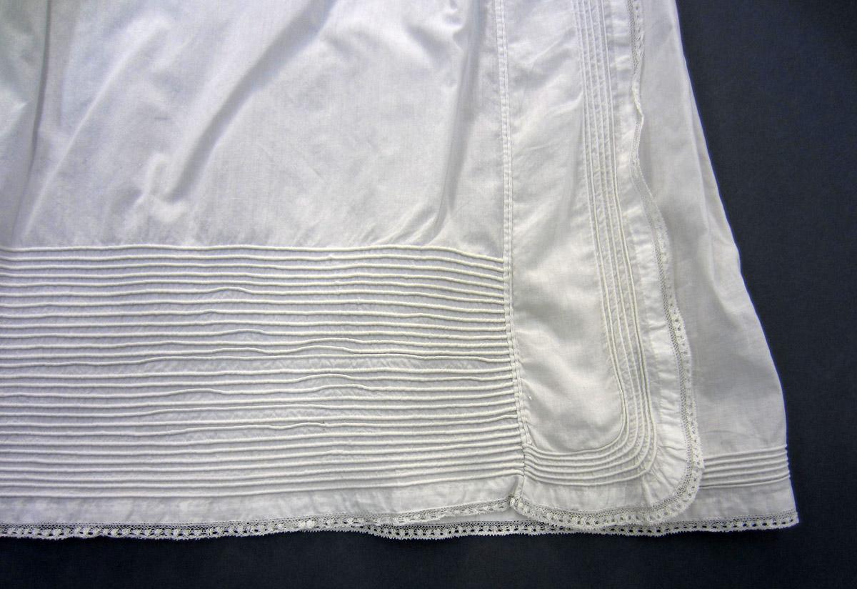 2013.0048.044 Gown, Detail