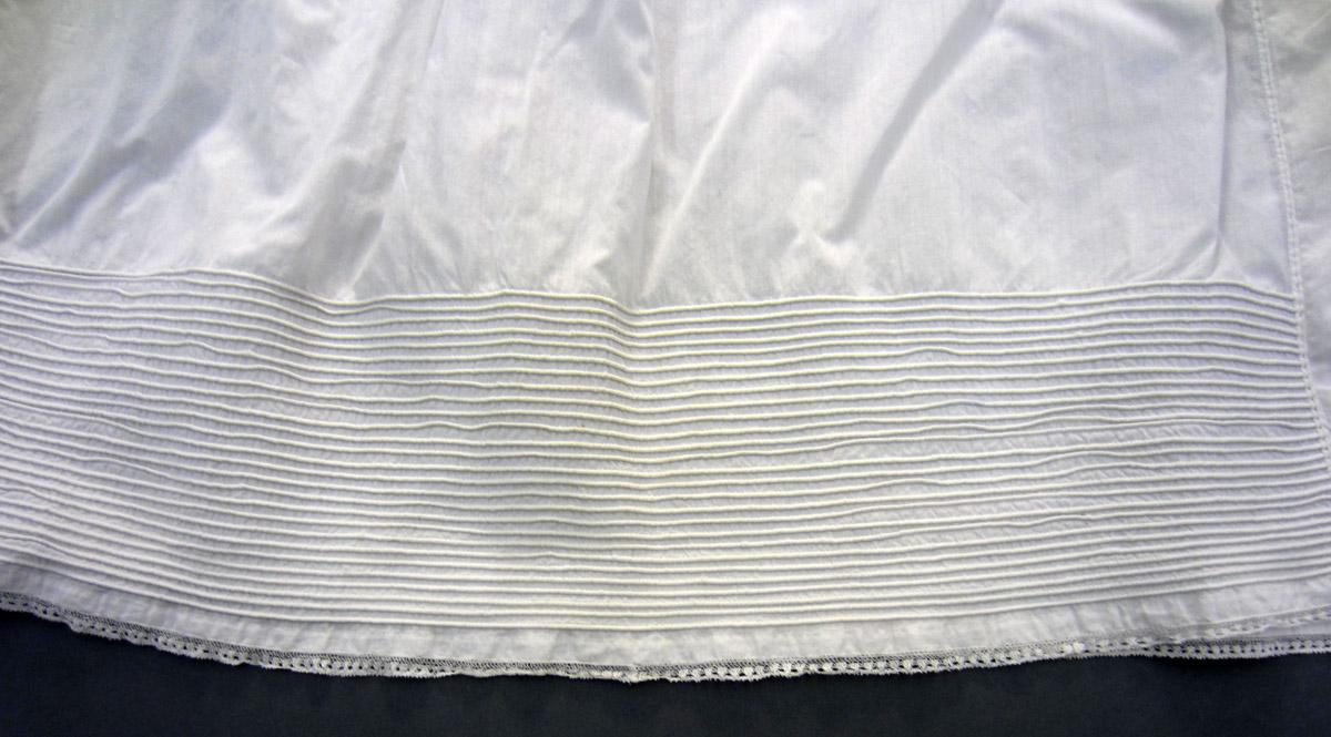 2013.0048.044 Gown, Trim