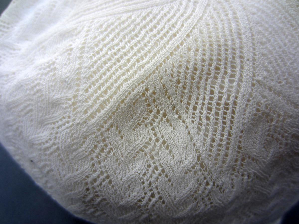 2013.0048.046 Bonnet, Stitches