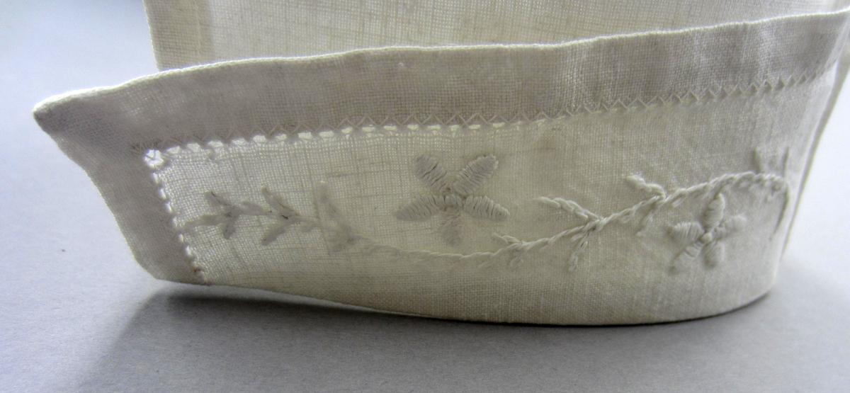 2013.0048.047 Bonnet, Embroidery 1