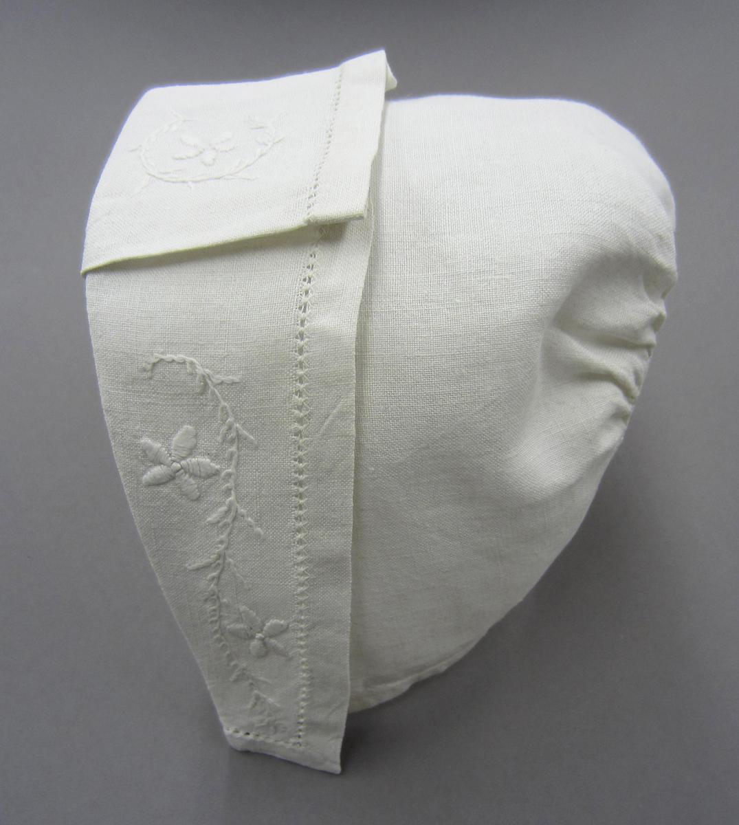 2013.0048.047 Bonnet, Embroidery 2