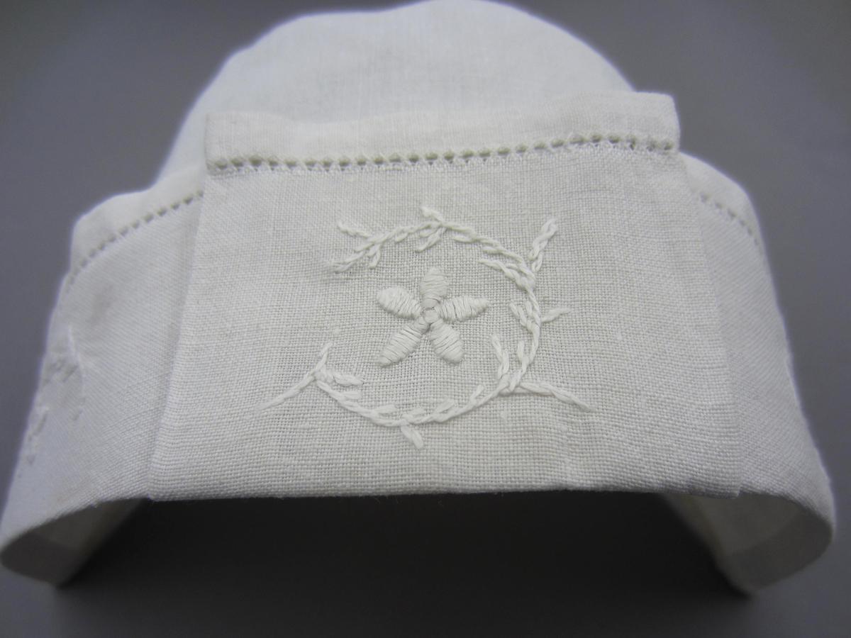 2013.0048.047 Bonnet, Embroidery 3
