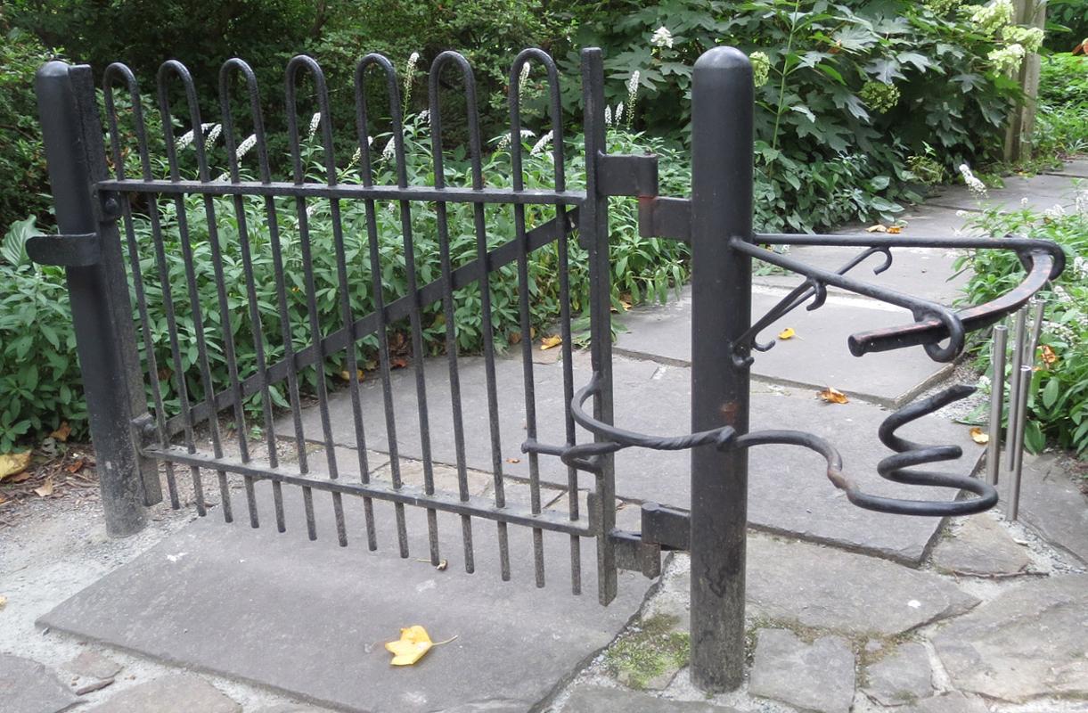 1969.8718 Gate, overall