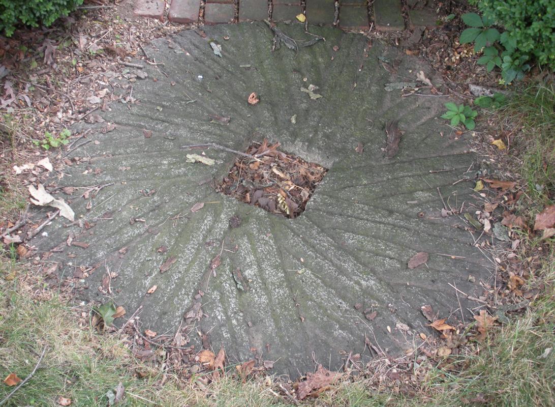1969.8753.002 Mill stone, overall