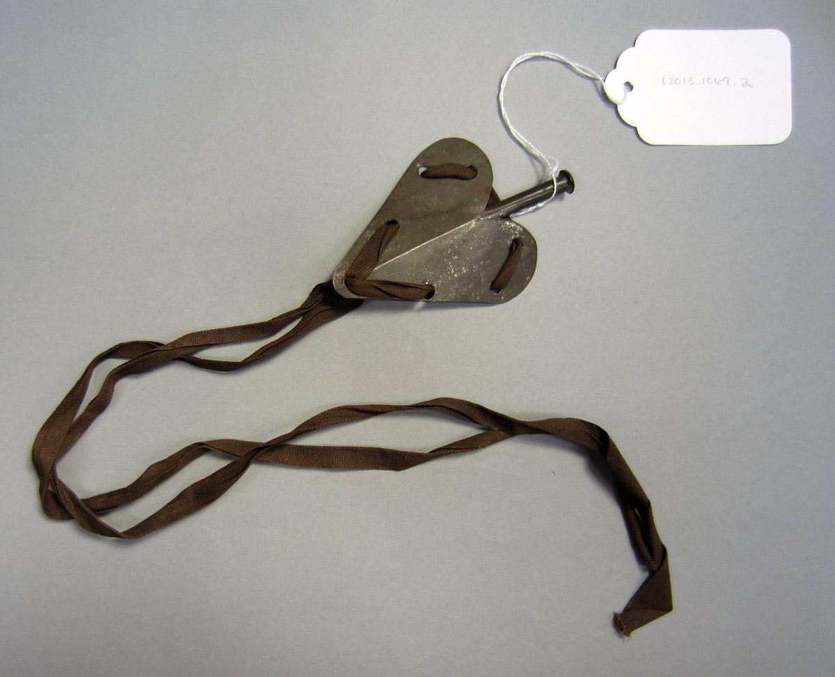 2014.0043.002 Knitting sheath, View 1
