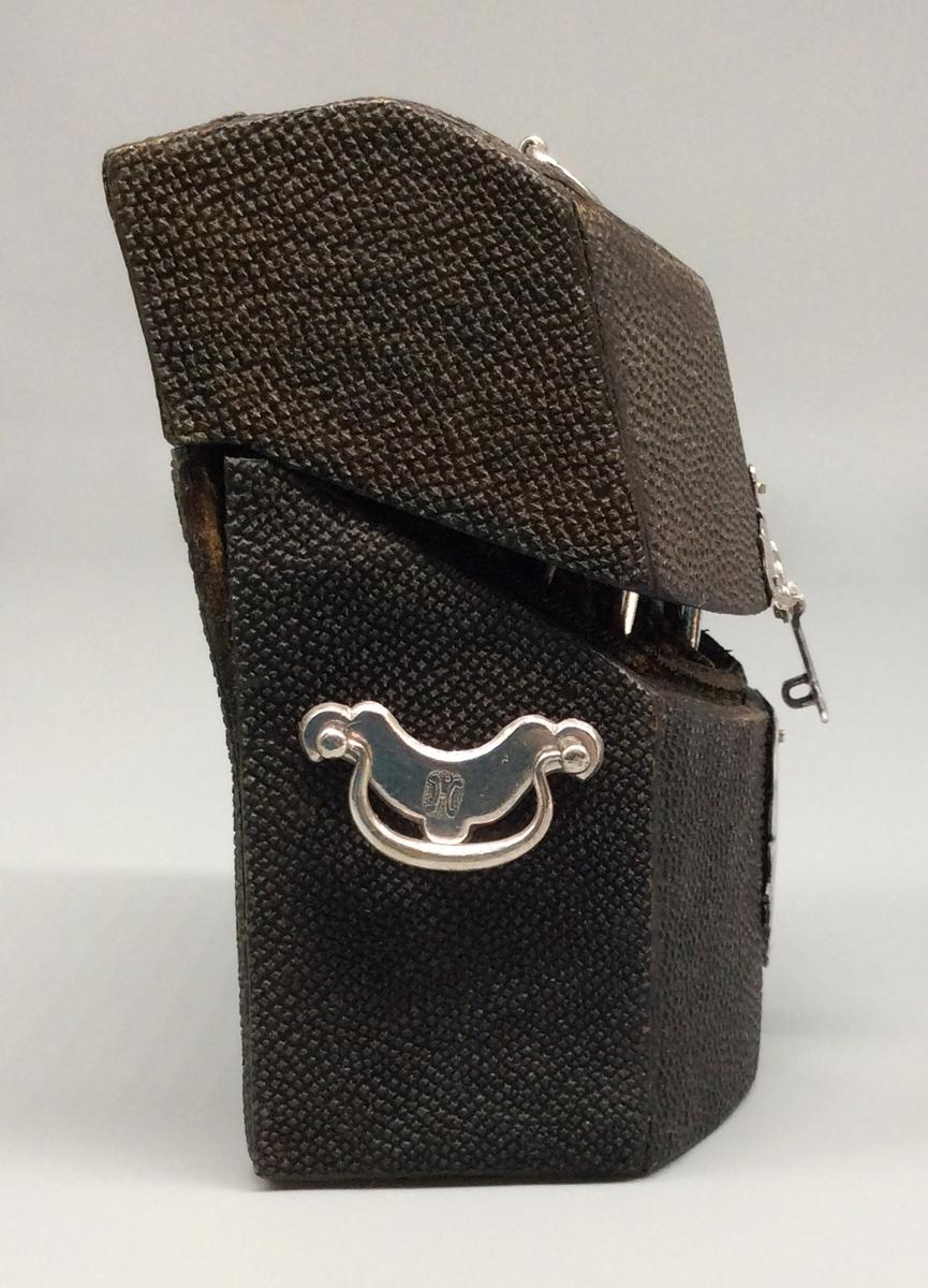 1959.0996 A Knife box, view 2