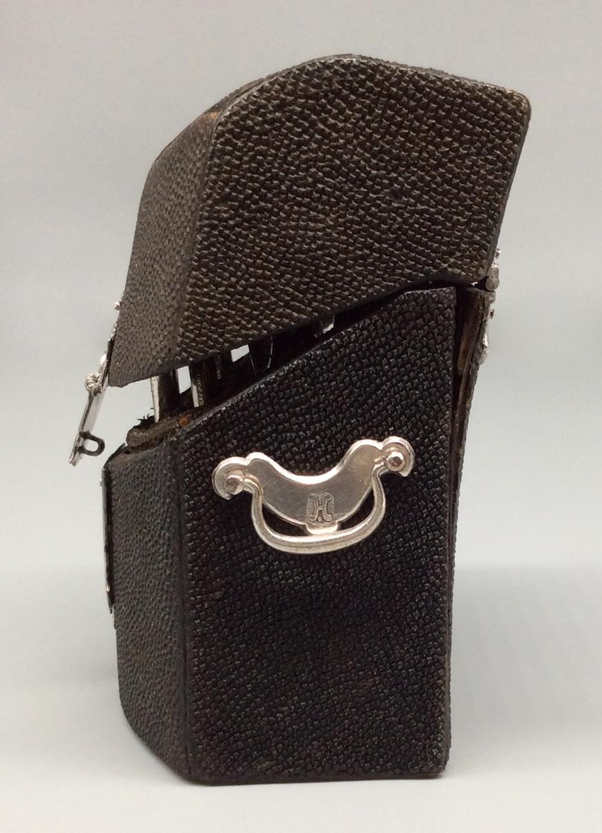 1959.0996 A Knife box, view 3