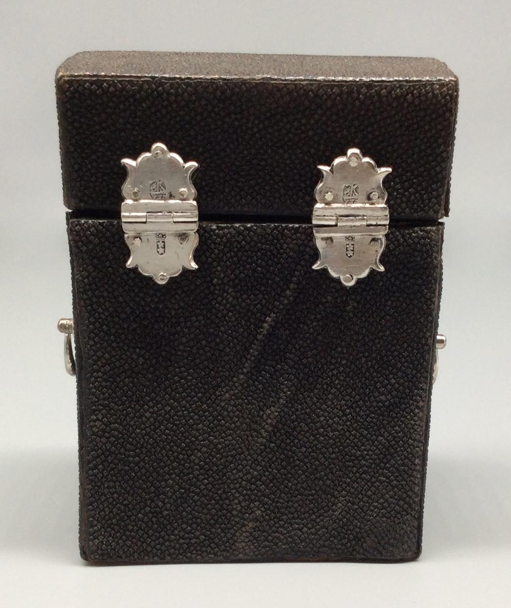 1959.0996 A Knife box, view 4
