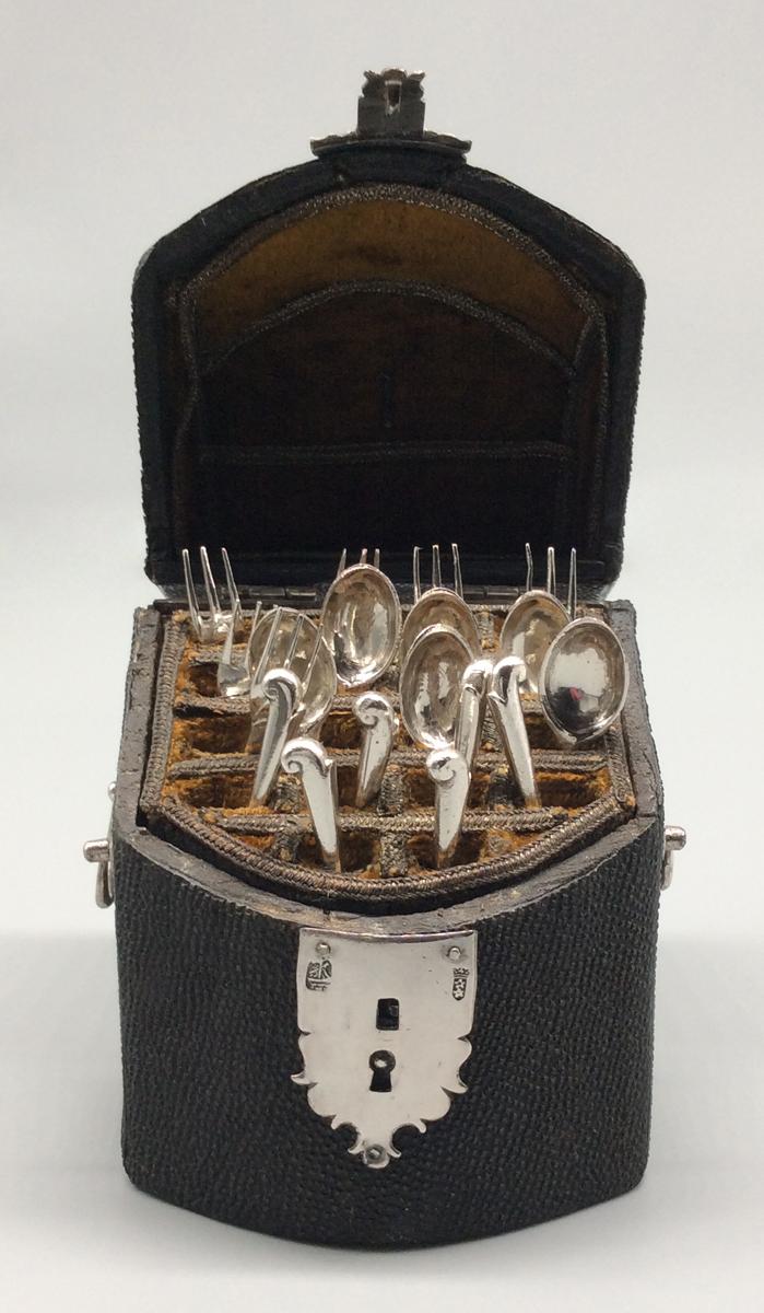 1959.0996 A Knife box, view 6