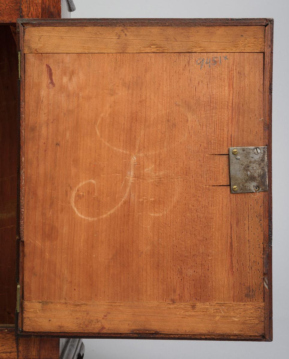 2014.0001 A-G Clock, detail, door interior