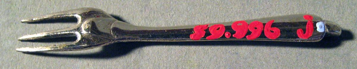 1959.0996 J Silver Fork underside