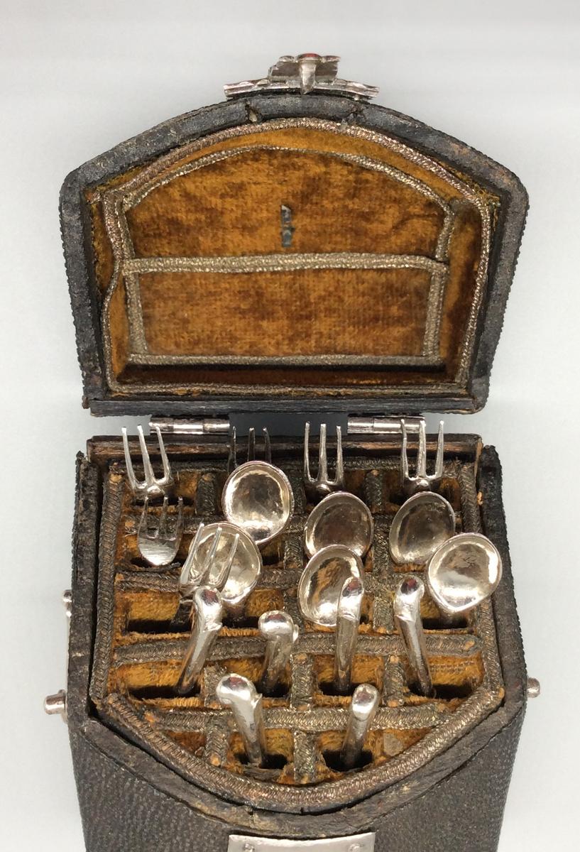 1959.0996 A Knife box, view 7