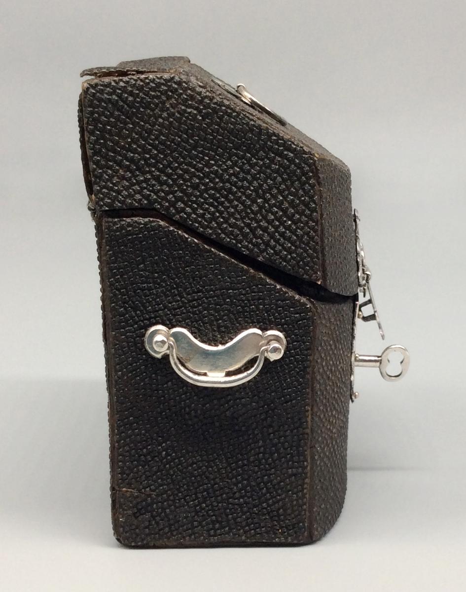 1959.0997 A Knife box, view 2