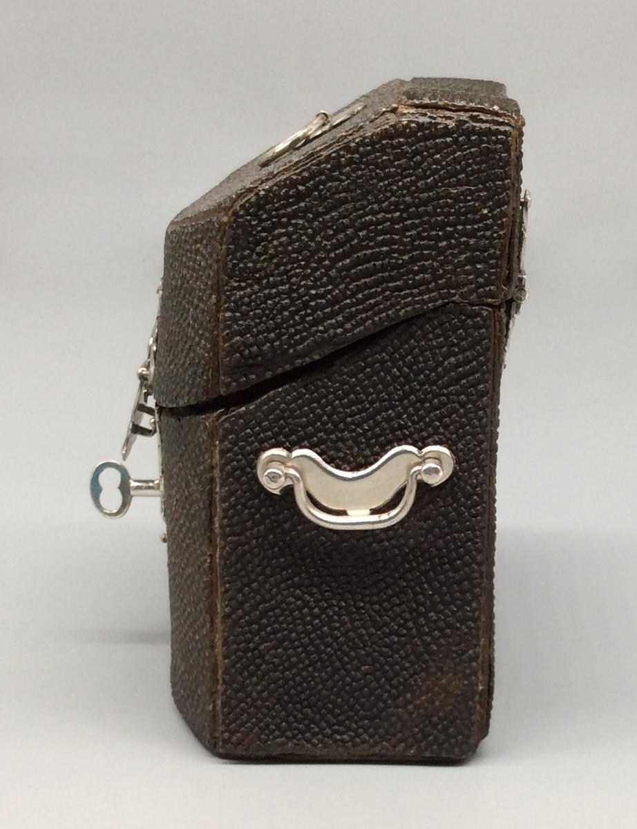 1959.0997 A Knife box, view 3