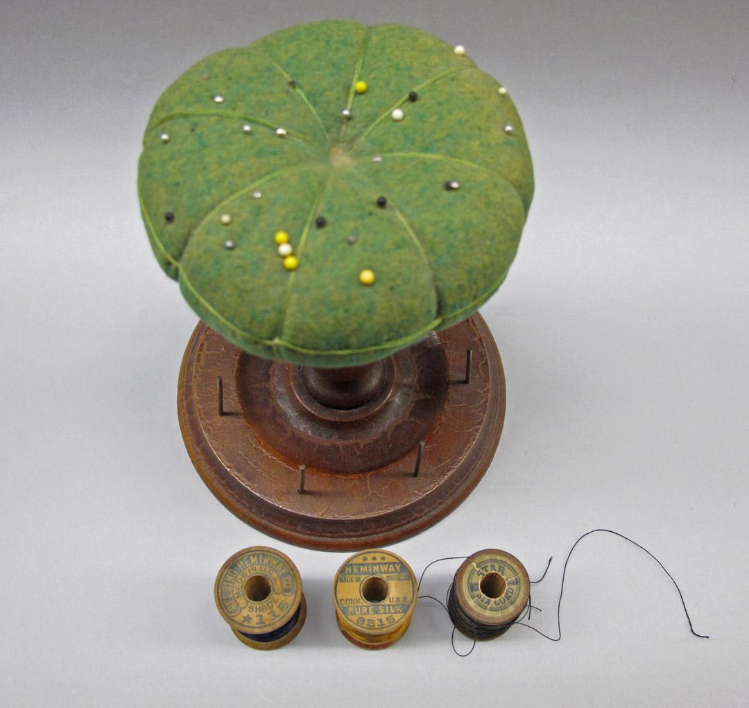 2012.0024.184 overall 2, Tool (for sewing), Pin cushion