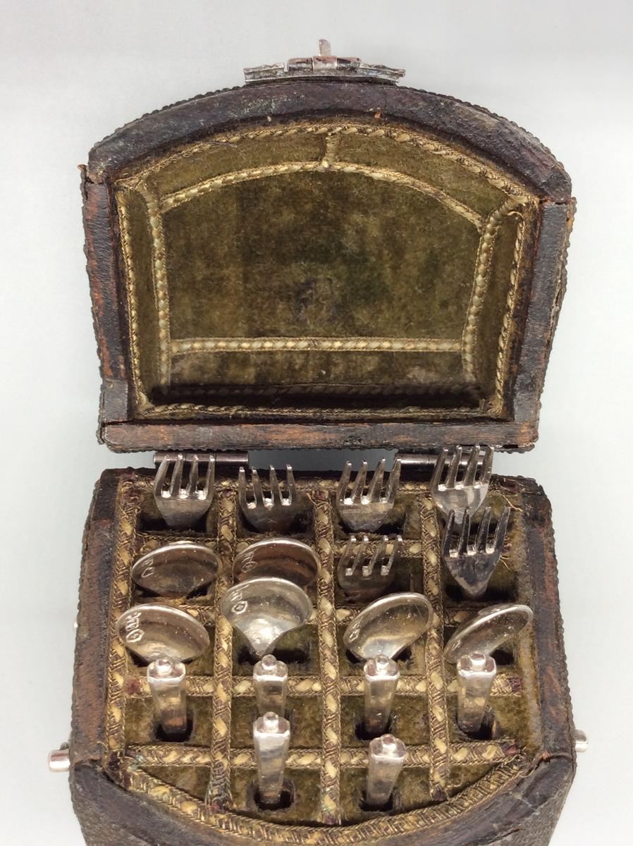 1959.0997 A Knife box, view 7