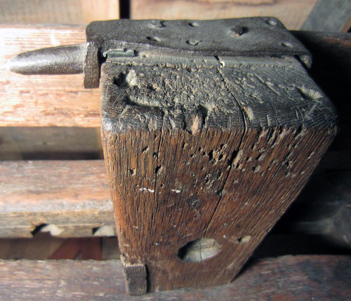 1957.0026.372  Pole lathe, puppet right, Top