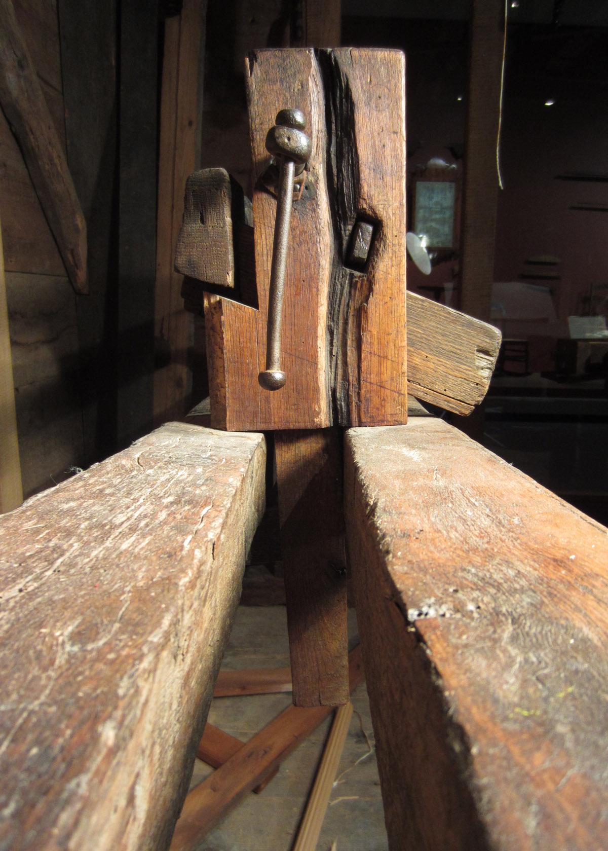 1957.0026.372 E Pole lathe, puppet left, Left side