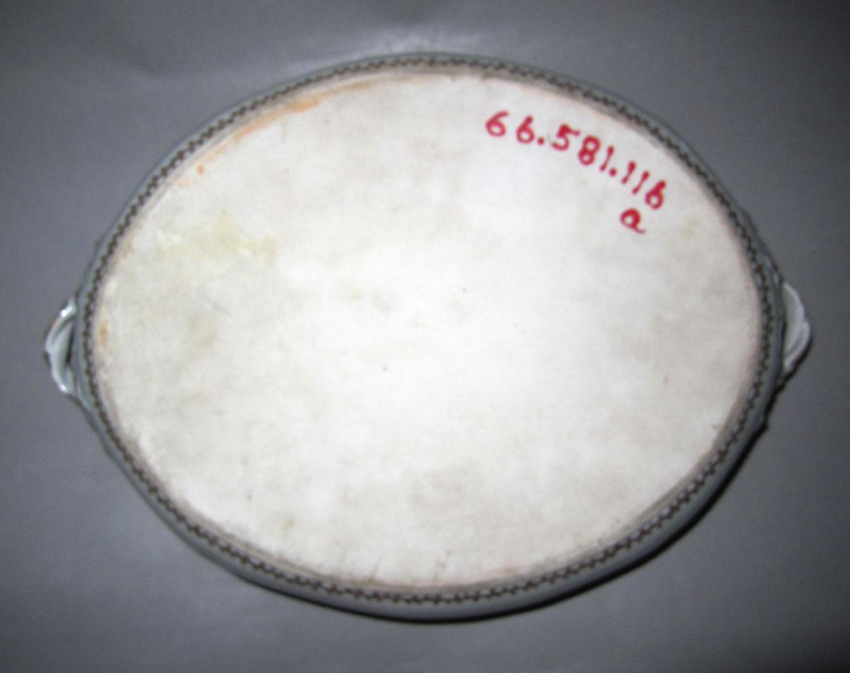 1966.0581.116 A Porcelain dish underside