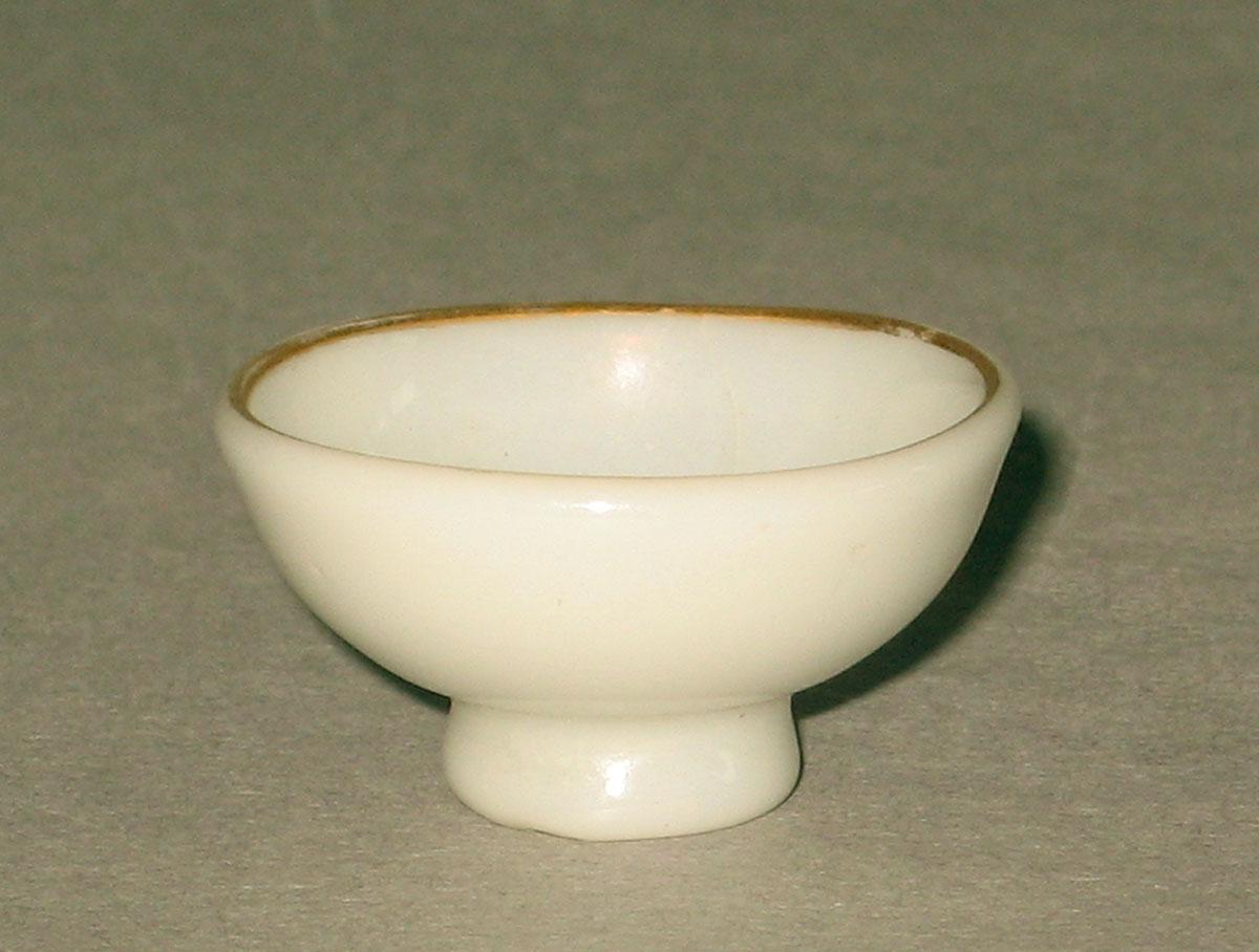 1959.0998.005 Porcelain miniature bowl