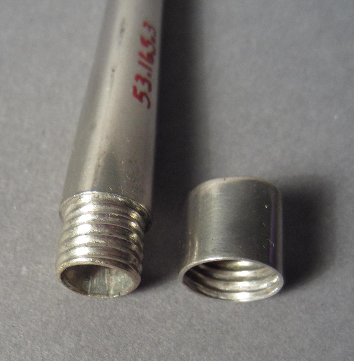 1953.0165.003 Sewing needle case, Threading