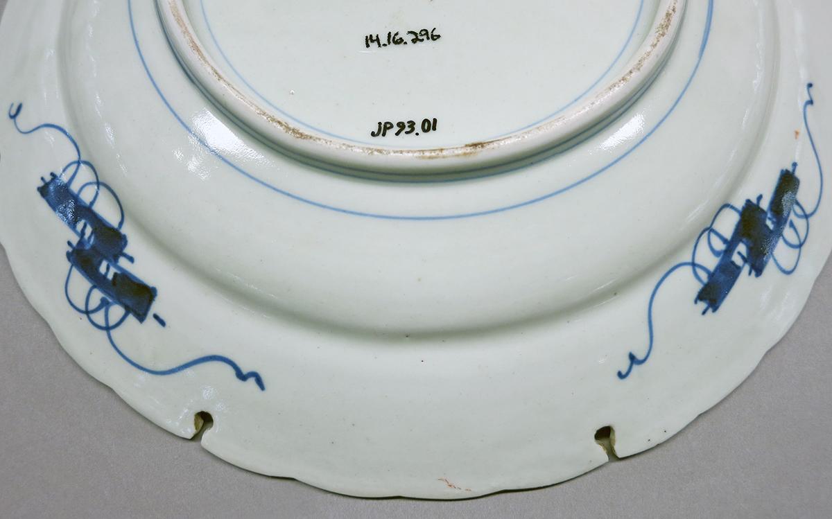 2014.0016.296 Dish, underside detail 1