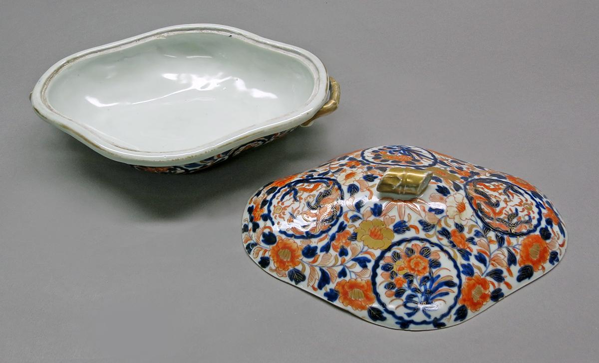 2014.0016.308 A, B Dish and lid separate