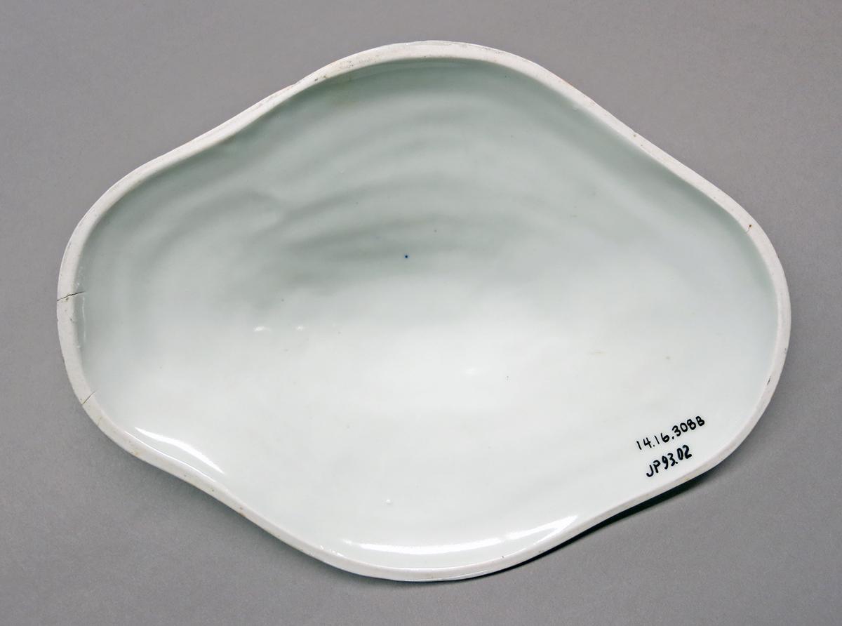 2014.0016.308 B Dish lid underside