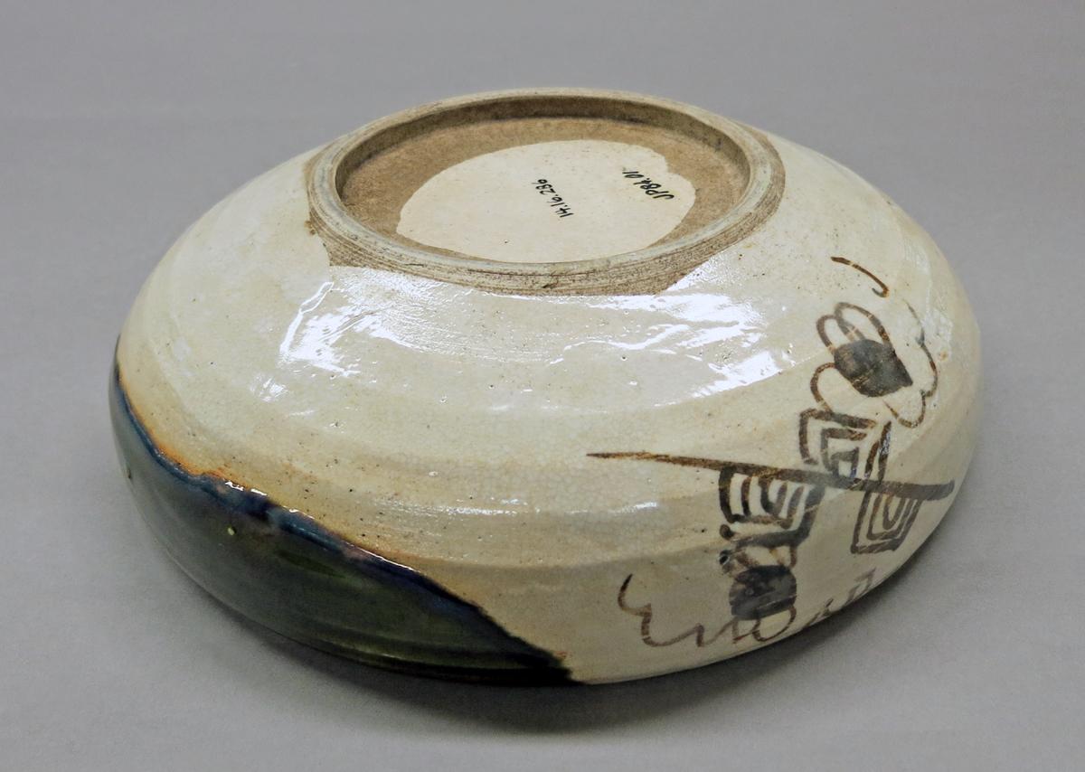 2014.0016.286 Bowl underside angle 1