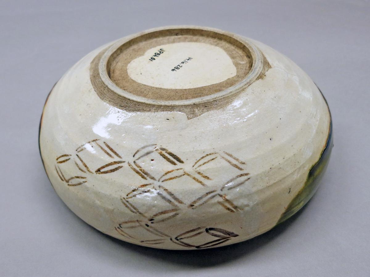 2014.0016.286 Bowl underside angle 2