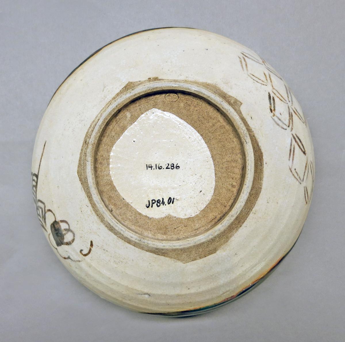 2014.0016.286 Bowl underside