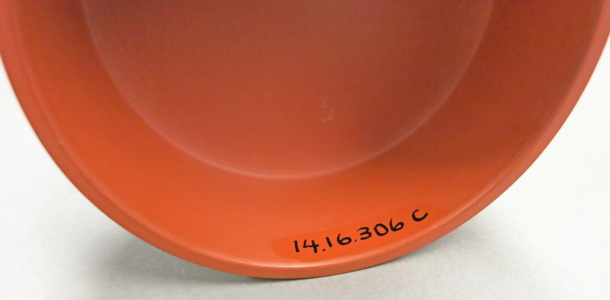 2014.0016.306 C Tea caddy, underside detail