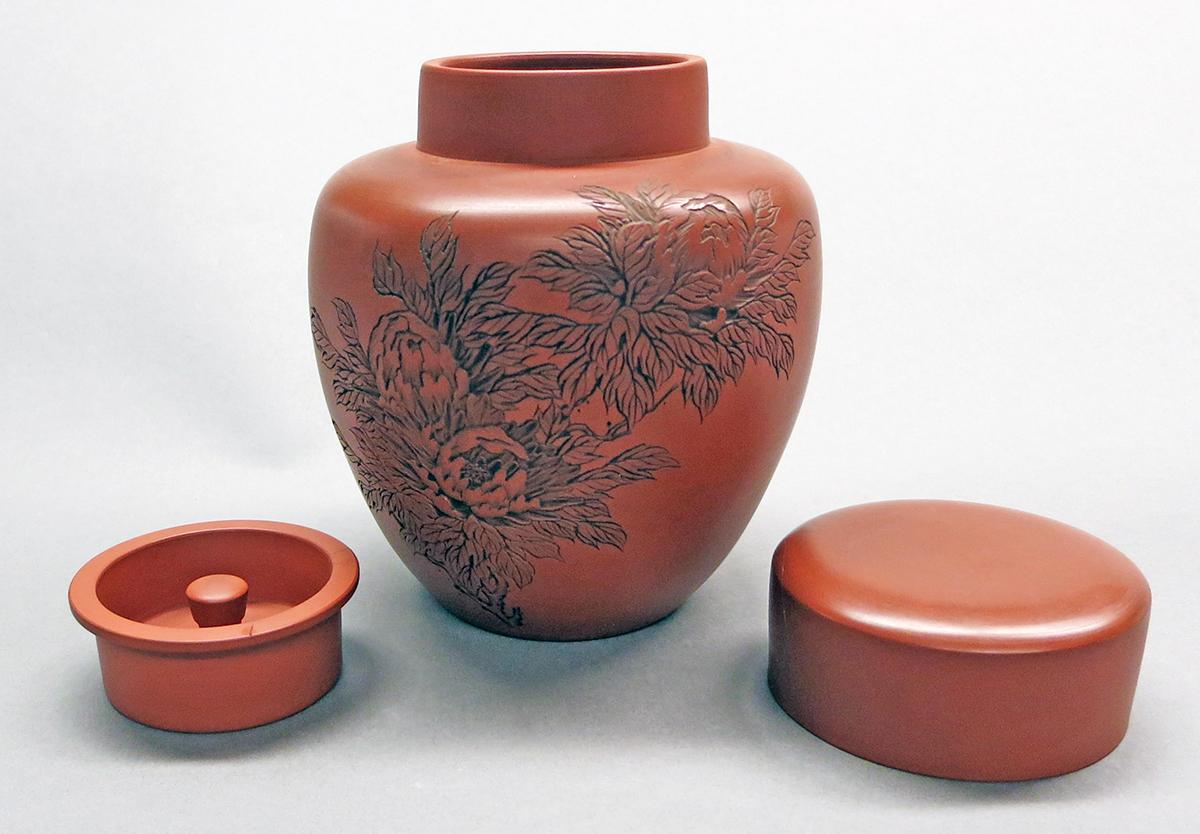 2014.0016.306 A-C Tea caddy, view 1