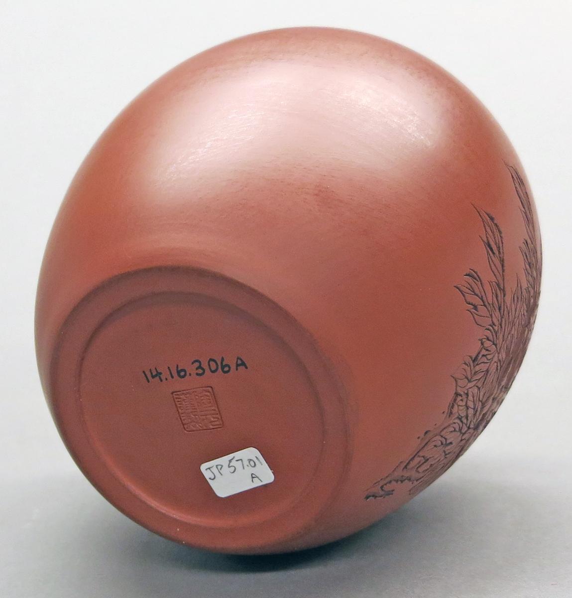 2014.0016.306 A Tea caddy, labels