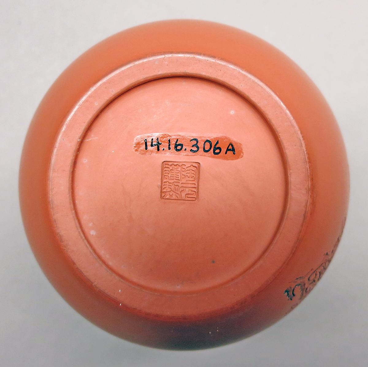 2014.0016.306 A Tea caddy, underside