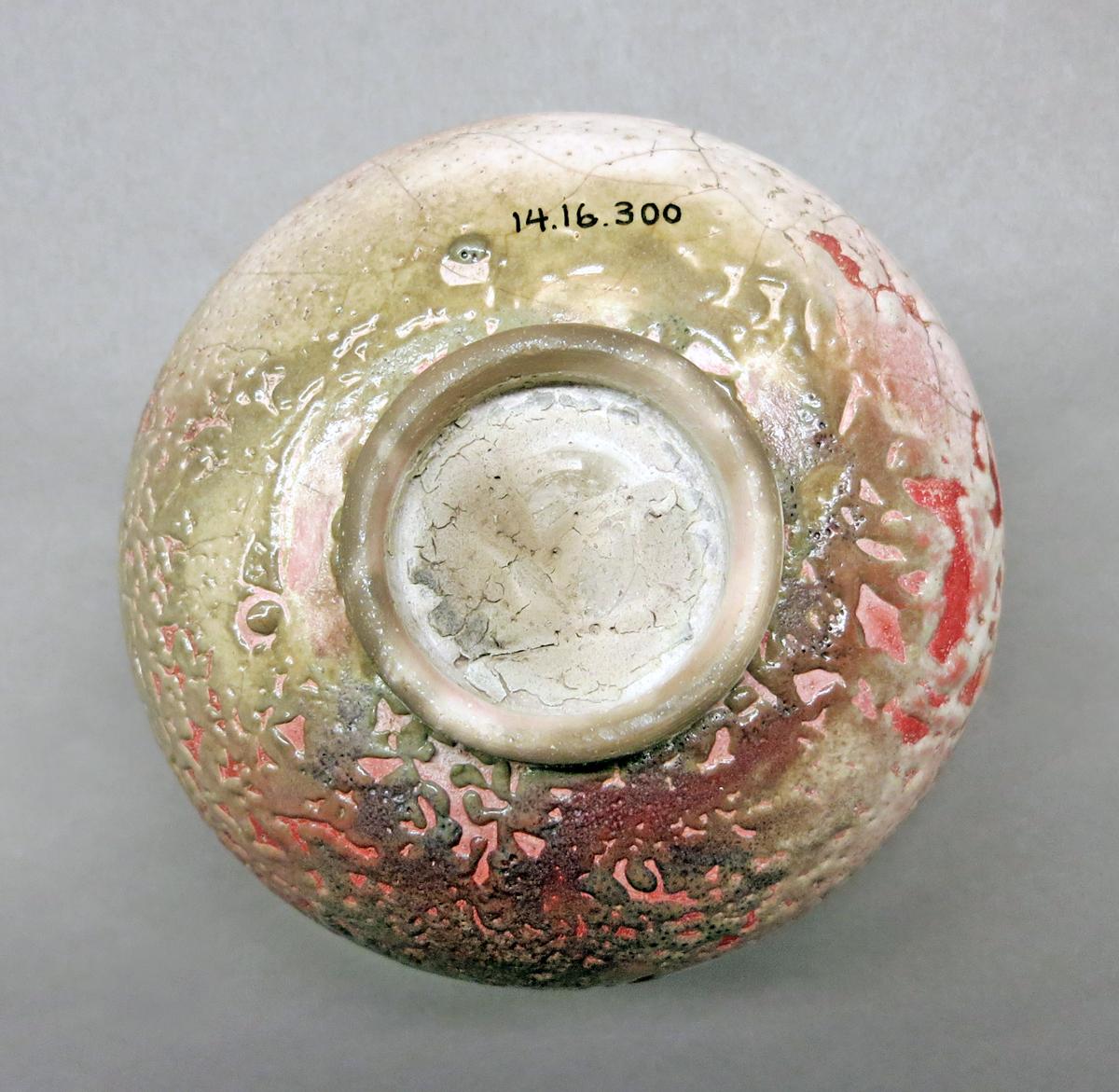 2014.0016.300 Bowl underside