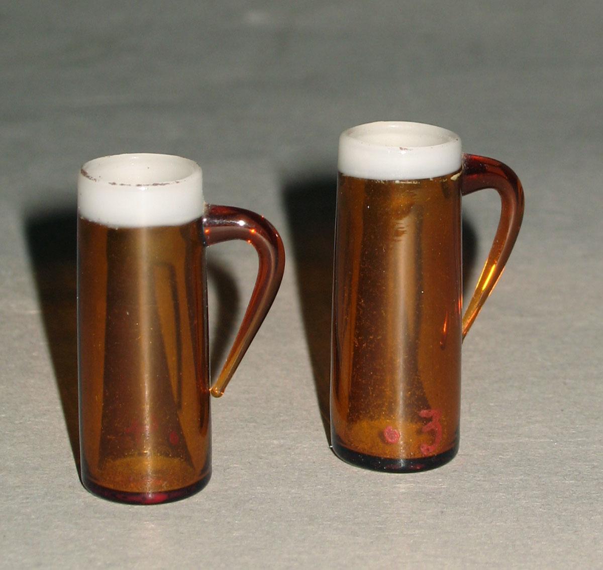 1959.0999.003, .004 Miniature glass mugs