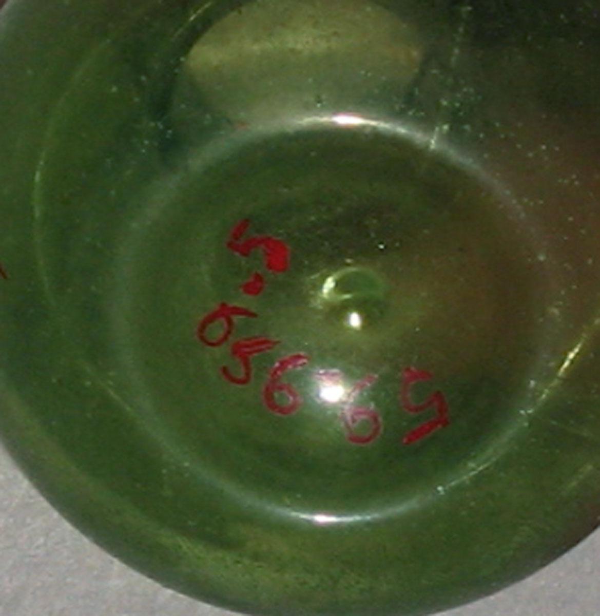 1959.0999.005 Green glass jug (underside)