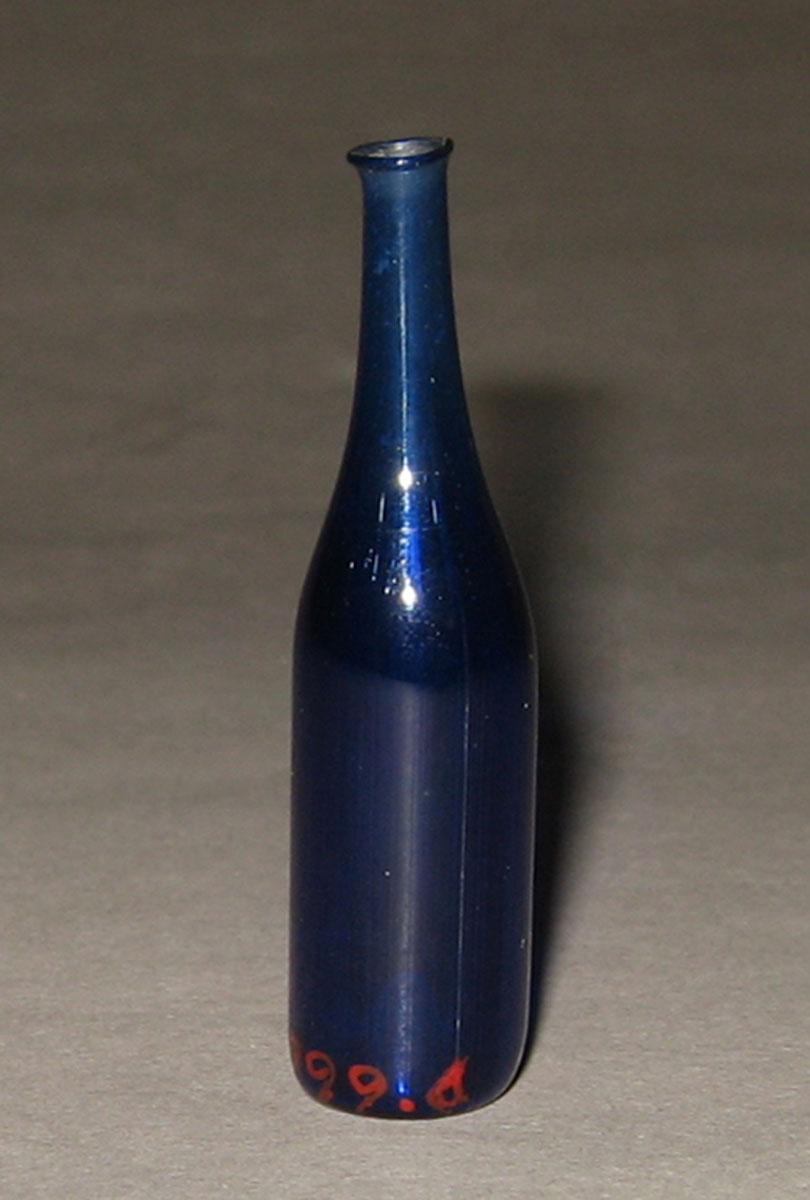 1959.0999.006 Blue glass bottle