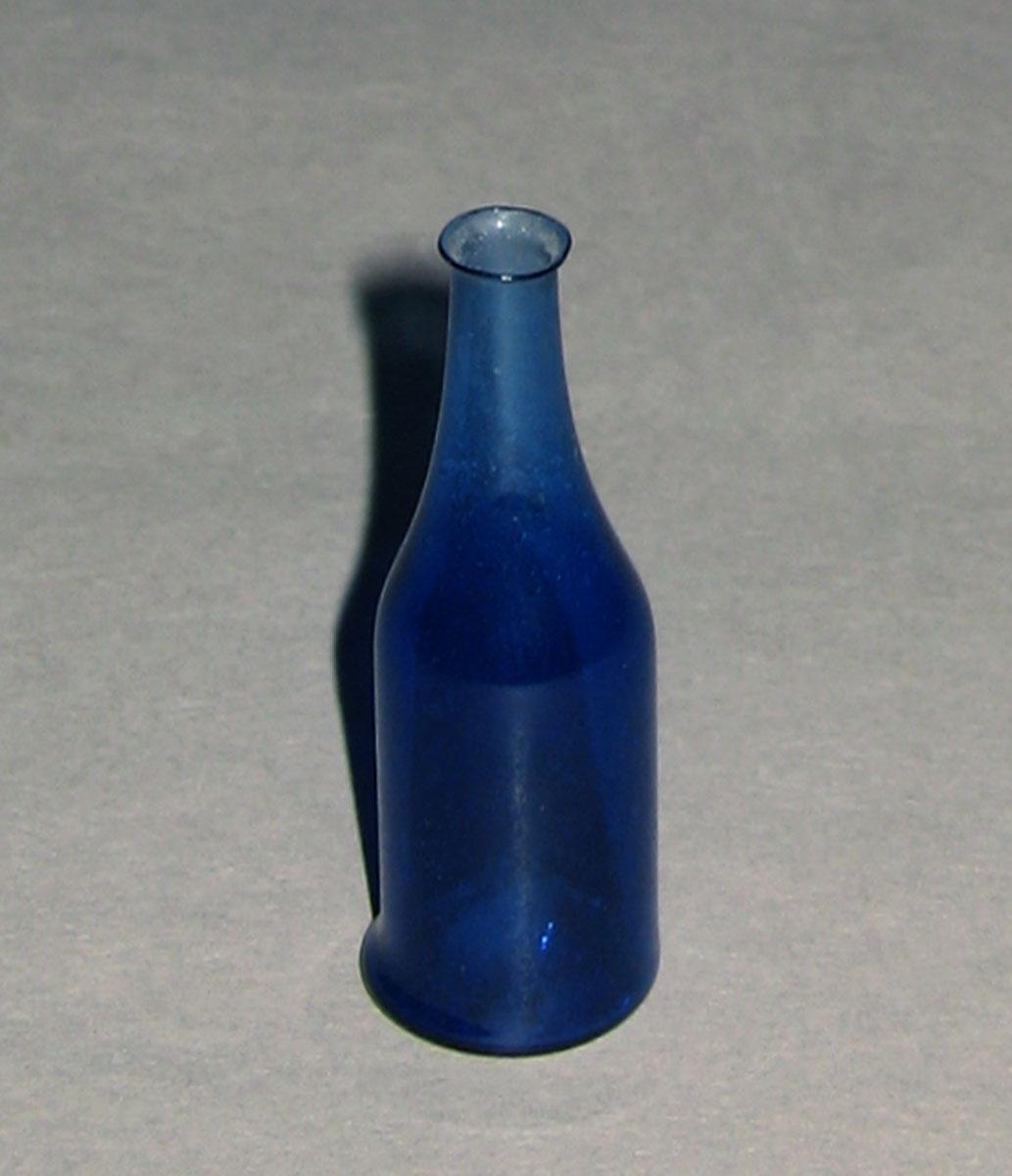 1959.0999.007 Blue glass bottle