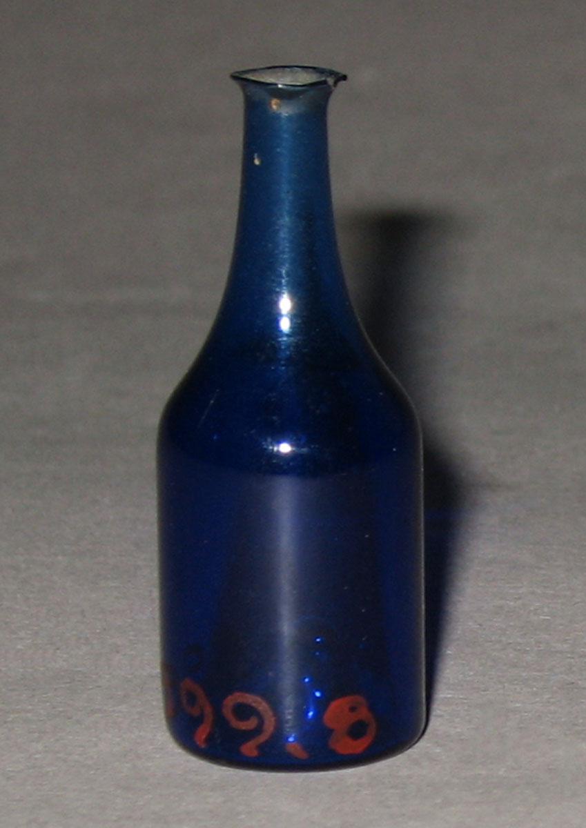 1959.0999.008 Blue glass bottle