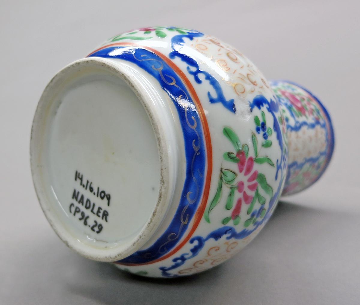 2014.0016.109 Bottle, guglet underside