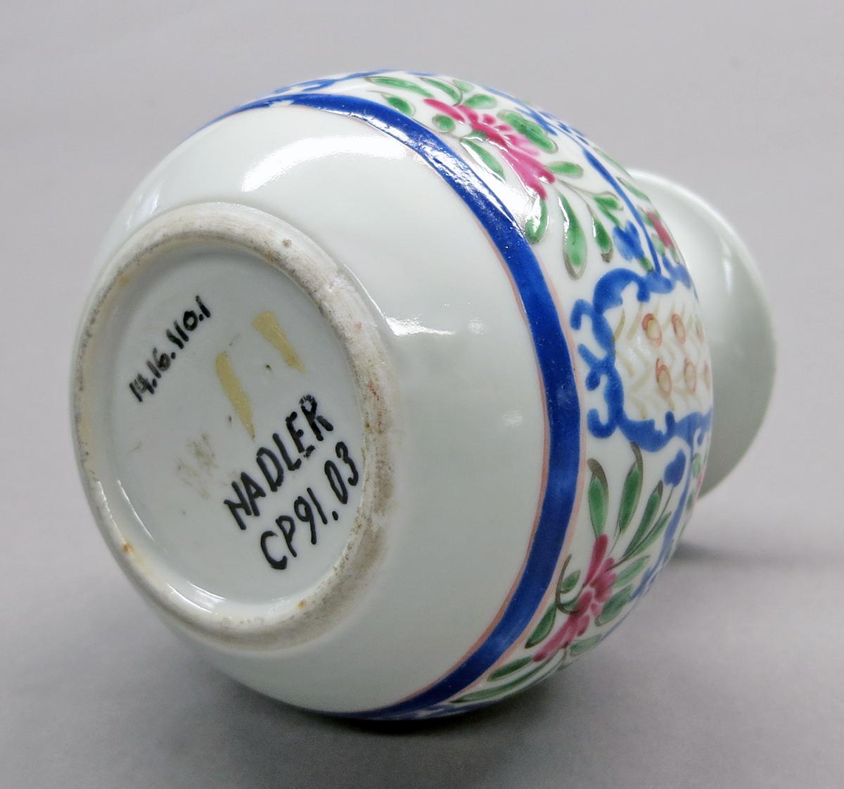 2014.0016.110.001 Bottle, guglet, underside