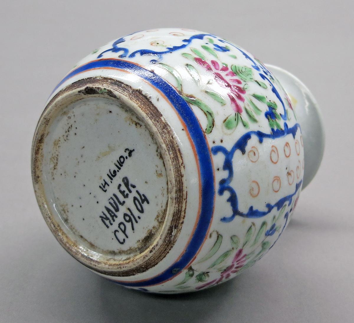 2014.0016.110.002 Bottle, guglet, underside