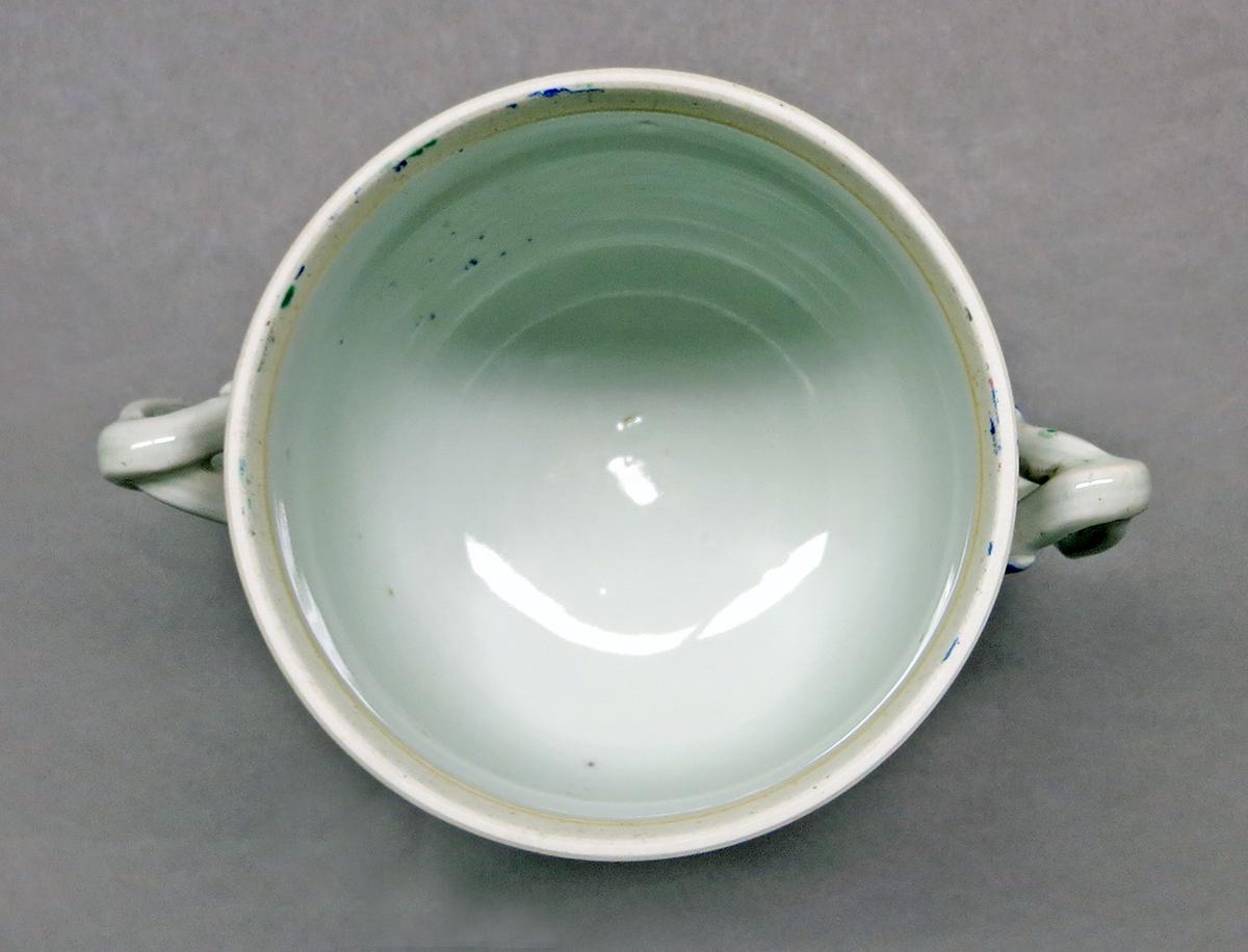 2014.0016.113 A Sugar bowl inside