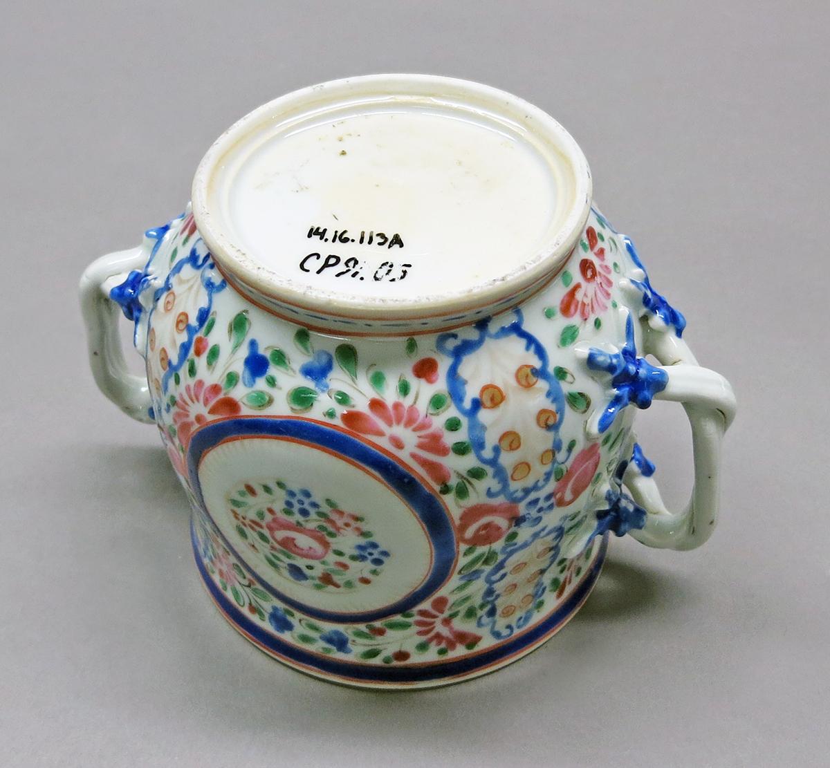 2014.0016.113 A Sugar bowl underside angle