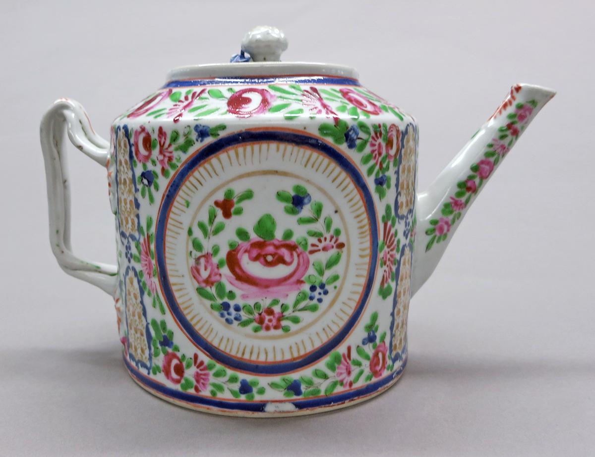 2014.0016.114 A, B Teapot side 2